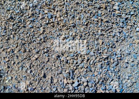 una miscela di pietra schiacciata di ardesia bluastra e pietra frantumata di pietra calcarea gialla o marrone, frazioni fini e medie, fuoco selettivo Foto Stock