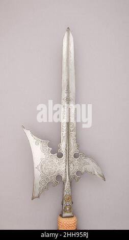 Halberd di Wolf Dietrich von Raitenau, Principe-Arcivescovo di Salisburgo (regnò 1587–1612) datato 1589 tedesco. Halberd di Wolf Dietrich von Raitenau, Principe-Arcivescovo di Salisburgo (regnò il 1587-1612). Tedesco. Datato 1589. Acciaio, legno, tessuto, lega di rame. Armi con alberi Foto Stock