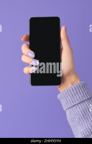 Donna curata che tiene le mani smartphone con schermo vuoto Foto Stock