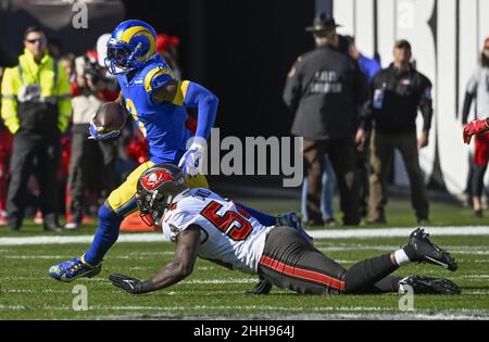 Tampa, Stati Uniti. 23rd Jan 2022. Los Angeles Rams' Odell Beckham Jr. (3) elludes Tampa Bay Buccaneers' Lavonte David (54) durante la prima metà della loro partita di playoff divisionale NFC al Raymond James Stadium di Tampa, Florida, domenica 23 gennaio 2022. Foto di Steve Nesius/UPI Credit: UPI/Alamy Live News Foto Stock