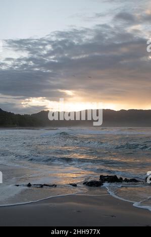 Dawn a Santa Teresa, Costa Rica Foto Stock