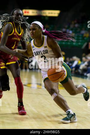 Waco, Texas, Stati Uniti. 23rd Jan 2022. Baylor Lady Bears guardia Jordan Lewis (3) guidare verso il cestino contro Iowa state Cyclones Forward Nyamer Diew (1)] durante la metà del 2nd della partita di pallacanestro NCAA tra le Iowa state Cyclones e Baylor Lady Bears al Ferrell Center di Waco, Texas. Matthew Lynch/CSM/Alamy Live News Foto Stock