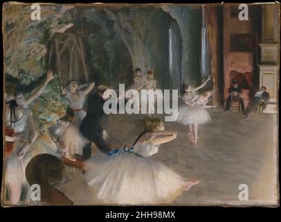 La prova Onstage ca. 1874 Edgar Degas Francese delle due versioni di questa composizione nella collezione del Museo, questa è più liberamente eseguita, indicando che probabilmente è stata fatta seconda. Molte delle figure in questo pastello differiscono da quelle nella prova del balletto Onstage (29.160.26), compresa la ballerina vista da dietro all'estrema sinistra, palpando il suo braccialetto. Entrambi i lavori sono stati eseguiti su un disegno a inchiostro su carta, una pratica insolita per Degas. La prova sul palco. Edgar Degas (francese, Parigi 1834–1917 Parigi). CA. 1874. Pastello su pennello e inchiostro disegno su sottile crema-col Foto Stock