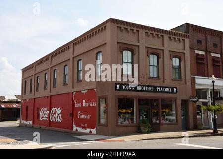 La prima pubblicità a parete dipinta per esterni al mondo per la Coca-Cola sulla parete esterna della Young Brothers Pharmacy a Cartersville, stato della Georgia, Stati Uniti. Foto Stock