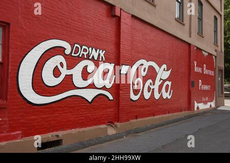 Primo piano della prima pubblicità a parete dipinta per esterni al mondo per Coca-Cola sul muro della Young Brothers Pharmacy a Cartersville, stato della Georgia, Stati Uniti. Foto Stock