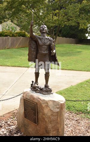 La statua del Capo Etowah di fronte al Museo Archeologico di Etowah, il sito culturale del Mississippi più intatto, a Cartersville, Georgia, USA Foto Stock