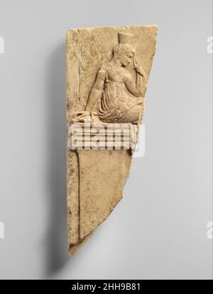 Frammento di un rilievo neo-Attico marmoreo con Peitho 1st secolo a.C. romano questo frammento mostra Peitho, la personificazione della persuasione, seduto su un alto pilastro con una mano su una colomba e l'altro tenendo il bordo della sua imitazione (mantello). Questa scena faceva parte di un rilievo decorativo di Helen che fu persuaso da Afrodite a lasciare suo marito e a scendere a Troia con il principe troiano di Parigi. L'opera fu prodotta per il mercato romano. Un rilievo romano ben conservato nel Museo Archeologico di Napoli (Mus. Naz. 6682) mostra l'intera composizione con tutti i nomi inscritti.. Frammento di un marbl Foto Stock