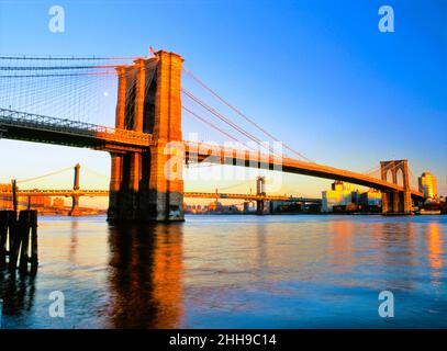 Il Ponte di Brooklyn al tramonto Foto Stock