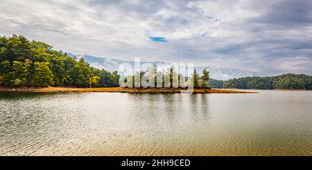 South Holston Lake è stato creato dalla costruzione di una diga della Tennessee Valley Authority attraverso la diramazione sud del fiume Holston per generare energia AN Foto Stock