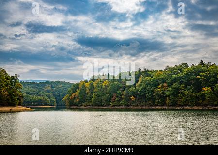 South Holston Lake è stato creato dalla costruzione di una diga della Tennessee Valley Authority attraverso la diramazione sud del fiume Holston per generare energia AN Foto Stock