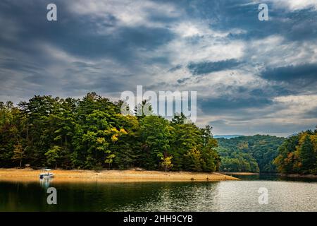 South Holston Lake è stato creato dalla costruzione di una diga della Tennessee Valley Authority attraverso la diramazione sud del fiume Holston per generare energia AN Foto Stock