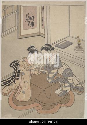 Due giovani donne sedute da un Kotatsu che gioca a Cat's Cradle ca. 1765 Suzuki Harunobu Giapponese. Due giovani donne sedute da un Kotatsu che gioca la culla del gatto. Suzuki Harunobu (giapponese, 1725–1770). Giappone. CA. 1765. Stampa woodblock; inchiostro e colore su carta. Periodo Edo (1615–1868). Stampa Foto Stock