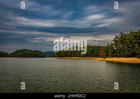 South Holston Lake è stato creato dalla costruzione di una diga della Tennessee Valley Authority attraverso la diramazione sud del fiume Holston per generare energia AN Foto Stock