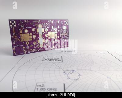 Circuito stampato a radiofrequenza ad alta potenza su scheda Smith per adattamento e sintonizzazione dell'impedenza Foto Stock