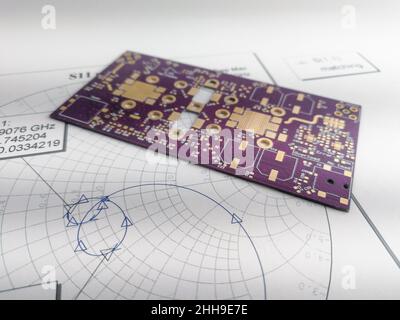 Circuito stampato a radiofrequenza ad alta potenza su scheda Smith per adattamento e sintonizzazione dell'impedenza Foto Stock