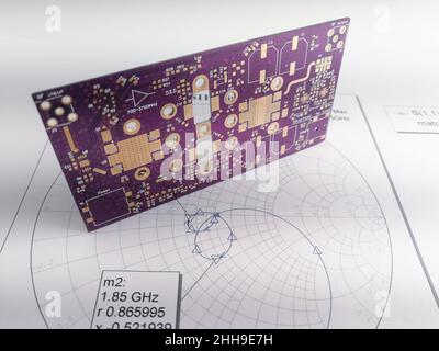 Circuito stampato a radiofrequenza ad alta potenza su scheda Smith per adattamento e sintonizzazione dell'impedenza Foto Stock