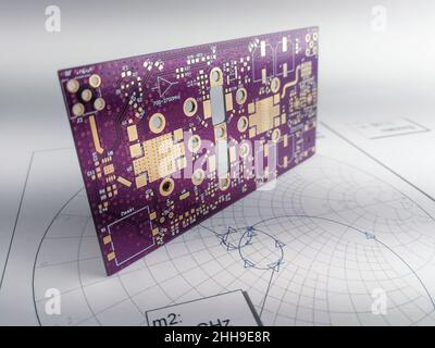 Circuito stampato a radiofrequenza ad alta potenza su scheda Smith per adattamento e sintonizzazione dell'impedenza Foto Stock