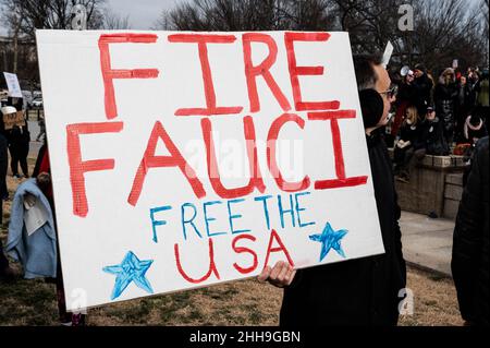 Washington, Stati Uniti. 23rd Jan 2022. Un uomo ha un segno che dice 'fuoco Fauci, libera gli Stati Uniti' alla sconfitta del (vaccino) Mandati Rally. Credit: SOPA Images Limited/Alamy Live News Foto Stock