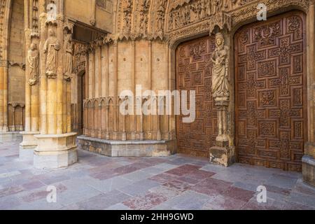 Facciata della cattedrale gotica di Leon in Spagna. Foto Stock