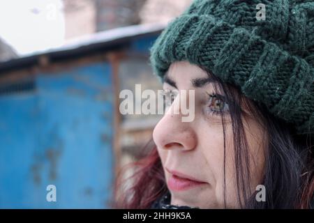 Donna con cappello a maglia verde Foto Stock