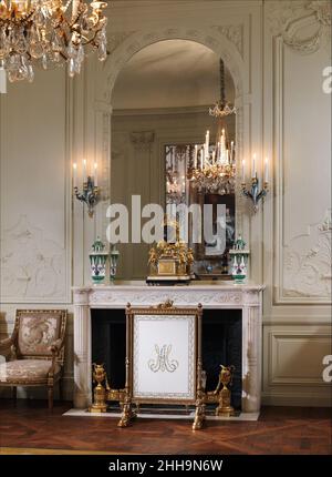 Chimneypiece ca. 1770 francesi acquisiti alla fine del XIX secolo dal Barone Frédéric-Jérôme Pichon (1812-1896), la provenienza originale di questa pannellatura di quercia non è nota. Il barone, noto bibliofilo e collezionista parigino, incorporò il rivestimento, spogliato della sua vernice originale, nella grande biblioteca che installò al primo piano della sua residenza parigina, il Hôtel Lauzun, alle 17, quai d’Anjou, sull’Ile Saint-Louis. Risalente al 1770 circa, il rivestimento non era in linea con l'arredamento del XVII secolo del Hôtel Lauzun e fu smantellato e venduto in circa 1906.The tre Foto Stock