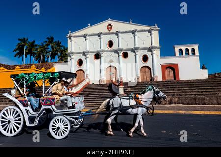 Giro in carrozza a cavallo nella Granada coloniale, Nicaragua Foto Stock