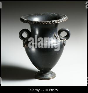 Terracotta krateriskos ca. 300 a.C. attribuite al Gruppo di Copenaghen 3817 le caratteristiche maniglie ad anello sono sotto forma di due serpenti le cui teste e code sono modellate con cura in rilievo. I serpenti erano spesso legati alla morte e alla rinascita nell'antico mondo mediterraneo. È noto che almeno un vaso di questo tipo specifico è stato utilizzato come urna di cremazione. Terracotta krateriskos (piccola conca di miscelazione) 255286 Foto Stock