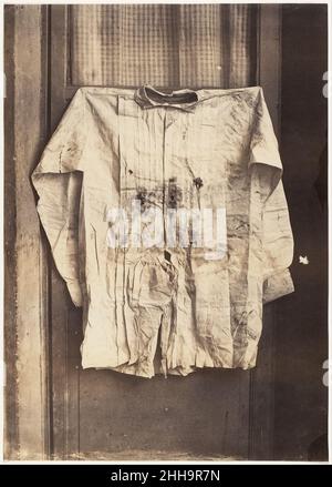 La camicia dell'Imperatore, indossata durante la sua esecuzione 1867 Francis Aubert Francese questa brutta fotografia raffigura la camicia puntellata dell'Arciduca austriaco Maximilian i, che fu nominato Imperatore del Messico da Napoleone III nel 1864. Il regime dei burattini di Massimiliano durò solo tre anni; quando l'esercito francese si ritirò dal Messico nel 1867, fu catturato, provato e giustiziato dai sostenitori nazionalisti di Benito Juarez. Aubert, fotografo francese che lavora in Messico, fotografò il cadavere e l'abbigliamento di Massimiliano, producendo un record sensazionale e alquanto raccapricciante dell'esecuzione e del po Foto Stock