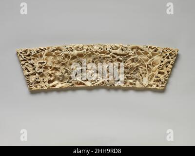 Targa con drago, fagiano, quaglia, e altri uccelli tra bambù e prugne fiore fine 19th secolo Cina questa grande placca a due lati mostra l'abilità dei carvers avorio nel XVIII secolo. Quattro potenti draghi strisciano lungo i bordi e una serie di piante, fiori e uccelli (compresi fagiani e quaglie) sono splendidamente scolpiti su un lato. La profondità dell'intaglio - i fiori e gli uccelli sono quasi tridimensionali - è tipica del XVIII secolo, così come l'uso di inchiostro per esaltare elementi selezionati. Una scena che mostra le figure che eseguono le attività quotidiane in un paesaggio è incisa i Foto Stock