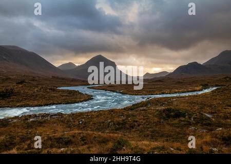 SLIGACHAN RIVER & CUILLIN HILLS SLIGACHIN ISOLA DI SKYE SCOZIA REGNO UNITO Foto Stock