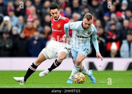 Manchester, Regno Unito. 22nd Jan 2022. Alex Telles del Manchester United e Jarrod Bowen del West Ham United combattono per la palla durante la partita della Premier League a Old Trafford, Manchester, Regno Unito. Data foto: Domenica 23 gennaio 2022. Photo credit should Read: Anthony Devlin Credit: Anthony Devlin/Alamy Live News Foto Stock