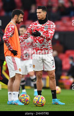 Manchester, Regno Unito. 22nd Jan 2022. Cristiano Ronaldo del Manchester United e Bruno Fernandes del Manchester United durante la partita della Premier League a Old Trafford, Manchester, Regno Unito. Data foto: Domenica 23 gennaio 2022. Photo credit should Read: Anthony Devlin Credit: Anthony Devlin/Alamy Live News Foto Stock