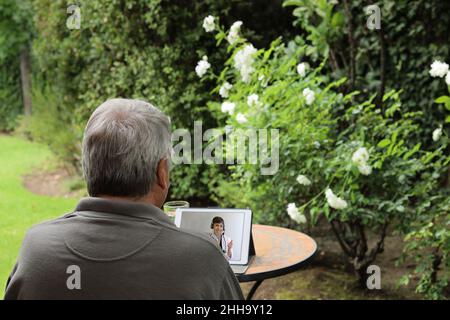 Un uomo anziano in una sessione di telemedicina Foto Stock