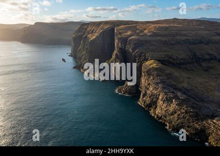 Qualunque cosa abbia causato questo paesaggio unico, quasi lunare, con graduazioni distintive sul lato della montagna, è la natura al suo meglio. Foto Stock