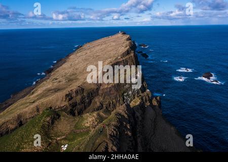 Qualunque cosa abbia causato questo paesaggio unico, quasi lunare, con graduazioni distintive sul lato della montagna, è la natura al suo meglio. Foto Stock