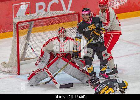 Losanna, Vaudoise Arena, Svizzera. 23rd Jan 2022. Losanna Svizzera, 01/23/2022: Stephan Tobias (portiere) di Losanna HC (51) è in azione durante la partita 47th della stagione della Lega nazionale svizzera 2021-2022 con Losanna HC e HC Ajoie (immagine di credito: © Eric Dubost/Pacific Press via ZUMA Press Wire) Foto Stock