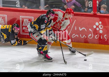 Losanna, Vaudoise Arena, Svizzera. 23rd Jan 2022. Losanna Svizzera, 01/23/2022: Benjamin Baumgartner di Losanna HC (98) è in azione durante la partita del 47th della stagione della Lega nazionale svizzera 2021-2022 con la Losanna HC e HC Ajoie (Credit Image: © Eric Dubost/Pacific Press via ZUMA Press Wire) Foto Stock