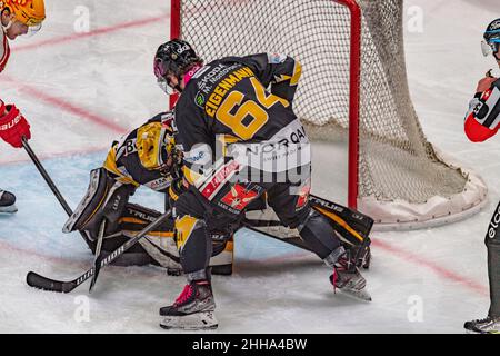 Losanna, Vaudoise Arena, Svizzera. 23rd Jan 2022. Losanna Svizzera, 01/23/2022: Tim Wolf (portiere) di HC Ajoie (1) è in azione durante la partita 47th della stagione della Lega nazionale svizzera 2021-2022 con Losanna HC e HC Ajoie (immagine di credito: © Eric Dubost/Pacific Press via ZUMA Press Wire) Foto Stock