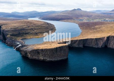 Qualunque cosa abbia causato questo paesaggio unico, quasi lunare, con un lago sopra il livello del mare, è la natura al suo meglio. Foto Stock