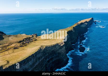Qualunque cosa abbia causato questo paesaggio unico, quasi lunare, con graduazioni distintive sul lato della montagna, è la natura al suo meglio. Foto Stock
