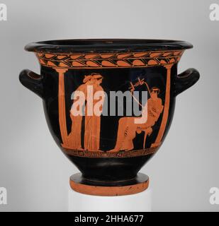 Campana di terracotta (ciotola per mescolare vino e acqua) ca. 460 a.C. attribuito al Danaë Pittore obverse, donna che gioca lire e due donne listeningReverse, womenLa scena qui ha un'intimità che è eccezionale nel vaso greco-pittura. In un ambiente interno, una donna seduta gioca la lira. Prima di lei si levano due donne, una delle quali appoggia il mento e le mani sulla spalla dell'altra. Gli ascoltatori sono rapiti da ciò che sentono. Tutti gli elementi della rappresentazione riflettono la vita quotidiana nella metà del V secolo a.C. Atene. E' comunque allettante vedere l'argomento in termini più specifici Foto Stock