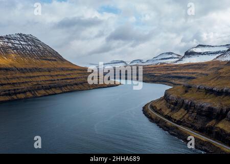 Qualunque cosa abbia causato questo paesaggio unico, quasi lunare, con graduazioni distintive sul lato della montagna, è la natura al suo meglio. Foto Stock