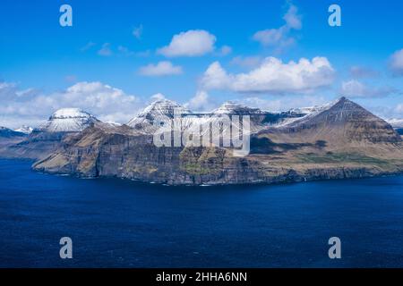 Qualunque cosa abbia causato questo paesaggio unico, quasi lunare, con graduazioni distintive sul lato della montagna, è la natura al suo meglio. Foto Stock