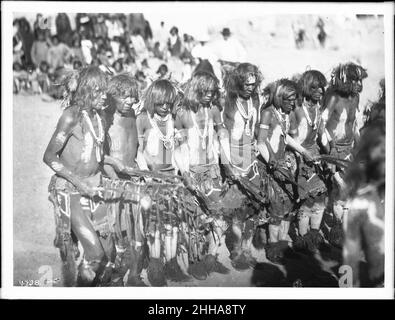 Snake sacerdoti cantando canzoni ed oscillante eagle piume durante un ballo di serpente cerimonia al Oraibi, Arizona, ca.1896 Foto Stock