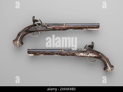 Coppia di pistole Flintlock ca. 1765 Henry Hadley questa coppia di pistole si colloca tra le armi da fuoco più raffinate ed elaborate fabbricate in Inghilterra nel terzo quarto del diciottesimo secolo. Si tratta di uno dei più grandi successi di Henry Hadley, che rappresenta una notevole unificazione di artigianato separato, tra cui incisione, scultura in legno, intarsio, argenteria, produzione di serratura, e barile forgiando. Hadley, un cannoniere londinese che si è dato servizio ai più alti eicoli della società britannica, compresa la famiglia reale, ha fatto le pistole per un membro della famiglia Clerk di Penicuik o della famiglia Clerk Foto Stock