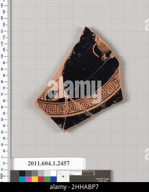 Frammento di terracotta di una kylix (tazza da bere) 490–480 a.C. Greco, Attico interno, piede di figura drappeggiato a sinistra e retro del piede e contorno di figura drappeggiato visto dalla parte posteriore?; a destra, nel campo, strigil, spugna, e aryballos. Frammento di terracotta di una kylix (tazza da bere). Greco, Attico. 490–480 A.C. Terracotta; figura rossa. Arcaico tardivo. Vasi Foto Stock