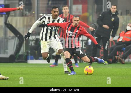 Milano, Italia. 23rd Jan, 2022. ismael Bennacer (milano) e alex sandro (juventus) durante AC Milan vs Juventus FC, Campionato italiano di calcio A a Milano, Italia, Gennaio 23 2022 Credit: Independent Photo Agency/Alamy Live News Foto Stock