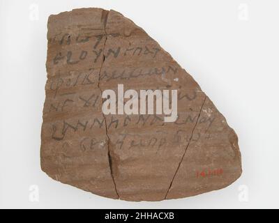 Ostrakon con una lettera copta 600. Ostrakon con una lettera. Copto. 600. Frammento di ceramica con iscrizione in inchiostro. Fabbricato a Tebe, Egitto bizantino. Ceramica Foto Stock