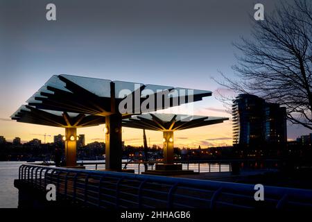 False Creek Seawall Twilight Dusk. Panchine riparate a False Creek al tramonto a Vancouver. British Columbia, Canada. Foto Stock