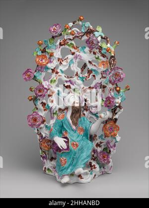Uomo cinese in un albero ca. 1735 Meissen Manufactory Tedesco il calvo, uomo cinese porticato seduto in un albero può essere una rappresentazione di Shou Lao, il dio cinese della longevità.. Uomo cinese in un albero 203051 Foto Stock